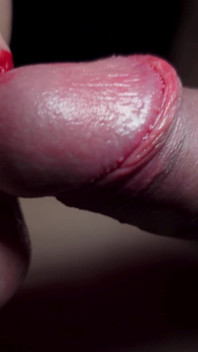 Close-up: Lábios vermelhos sensuais fazem seu pau pulsante gozar na boca! Melhor boquete boquete real