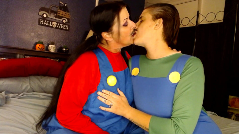 Abby Anna: レズビアンキスハロウィンコスプレ