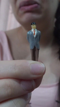 Minha esposa gigante castiga o marido de Tiny por se comportar mal, então ela o coloca no umbigo