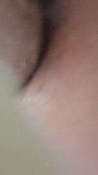 Je détruis mon anus avec un énorme gode