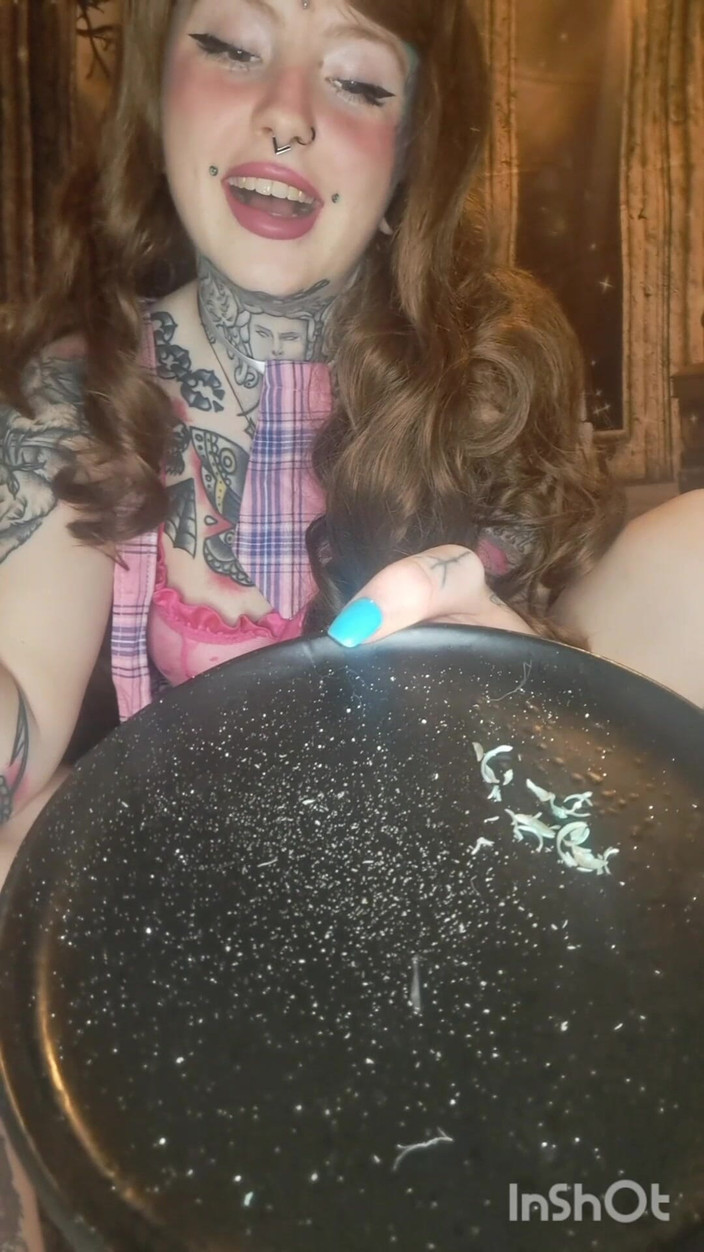 Yourfavecumslut: 女神臭袜子，脚趾甲剪辑和脚尘崇拜
