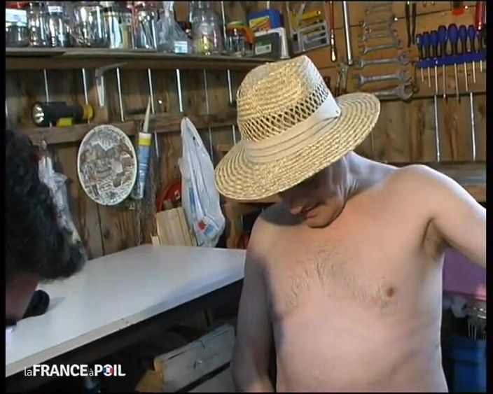 La France a Poil: Tante girang dengan lebat ini dientot habis-habisan sama tukang kebun...