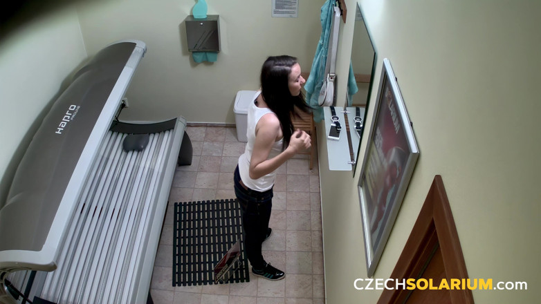 Czech Solarium: České solárium 179 brunetka masturbuje v soláriu pro kameru
