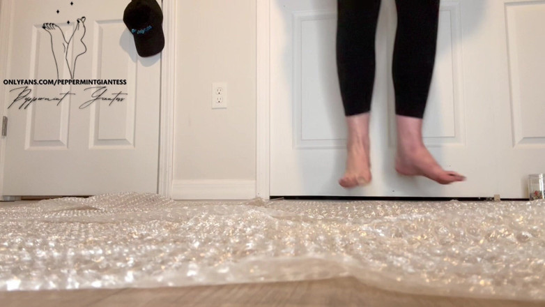 Peppermint Giantess: Bubble wrap popping gudinna storlek 16 fot