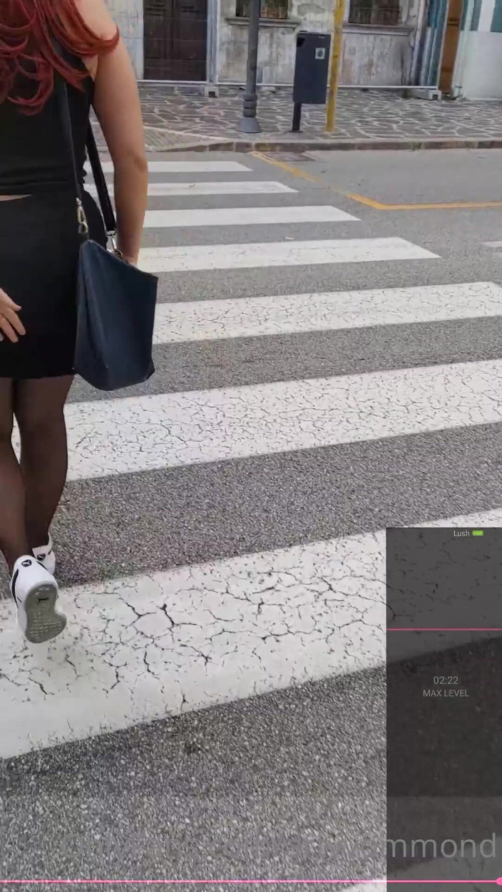 Arty_von: リモートバイブレーターで買い物をしながらの赤毛のオーガズム