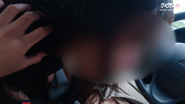 18_honey: La studentessa del college con occhiali fa un pompino paramour...