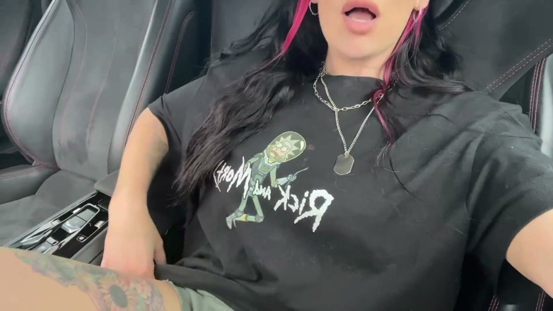 Hayley Quinn: Hayley Quinn Cums Hard in Lamborghini