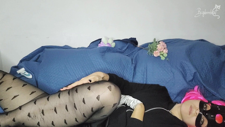 BigBoobCat: Sledujte, jak škádlím moje velká prsa, zatímco nosím moji malou masku