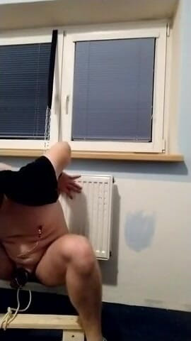 Slaveboy28: Lo schiavo che implora viene punito per aver cercato di...