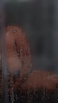 Tette Brune Con Tette Grandi in Bagno Dopo La Palestra
