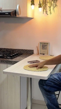 İşten eve geldi ve büyük götlü üvey kız kardeşimi mutfakta çıplak bulmayı beklemiyordum, onun beni sikmesini istiyorum
