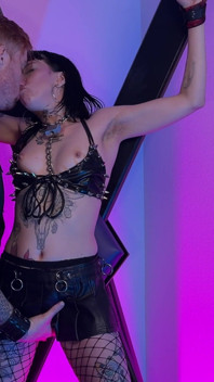 Schlampe in bondage neckt und fußanbetung