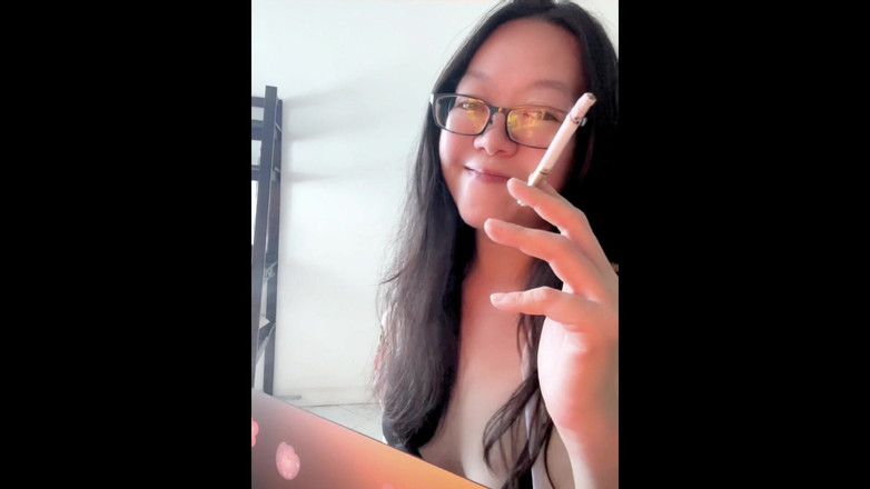 Smoking Asian: Palenie azjatyckiej milf układa moją wieżę papierosów + zaimprowizm striptiz