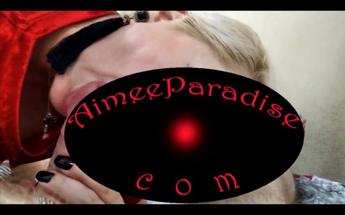 AimeeParadise: 我的荡妇妻子在群聊中用巨大的假阳具自慰，我拍摄我的婊子站在幕后