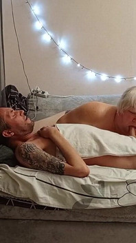 Soused dělá hluboké kouření a polyká sperma