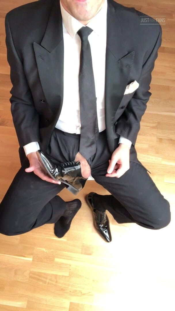 Master Shiny Shoes: Honění v černém obleku