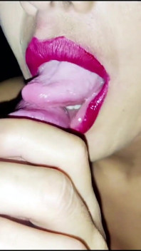 Melk met rode lippenstift