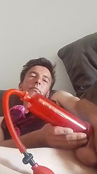 Leatransteen com bomba de pênis de dildo e ejaculação massiva