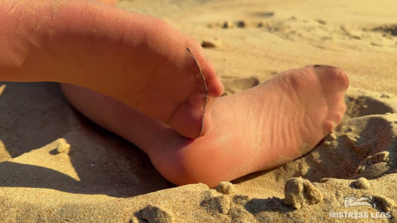 Mistress Legs: ละเว้นชายหาด: ฝ่าเท้าไนลอนทรายของฉันท่ามกลางแสงแดด Lazily หยอกล้อคุณ