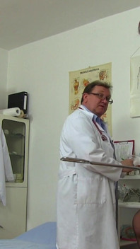 Zralá gyno - baculatá zralá žena zachycená na kameru při gynekologické zkoušce perverzním doktorem