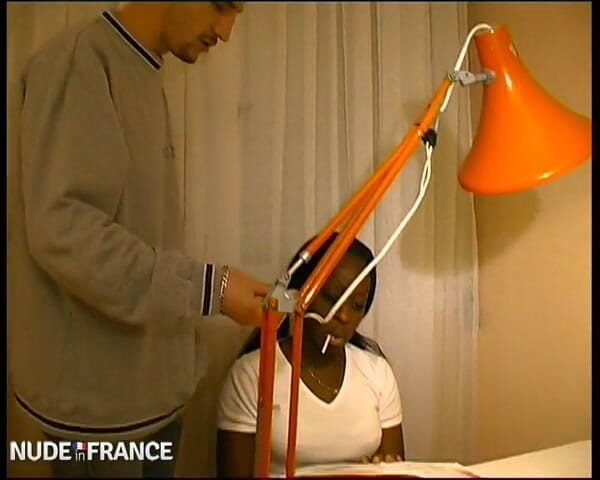 Nude in France: 一个黑人学生和她的法学教授正在安慰。