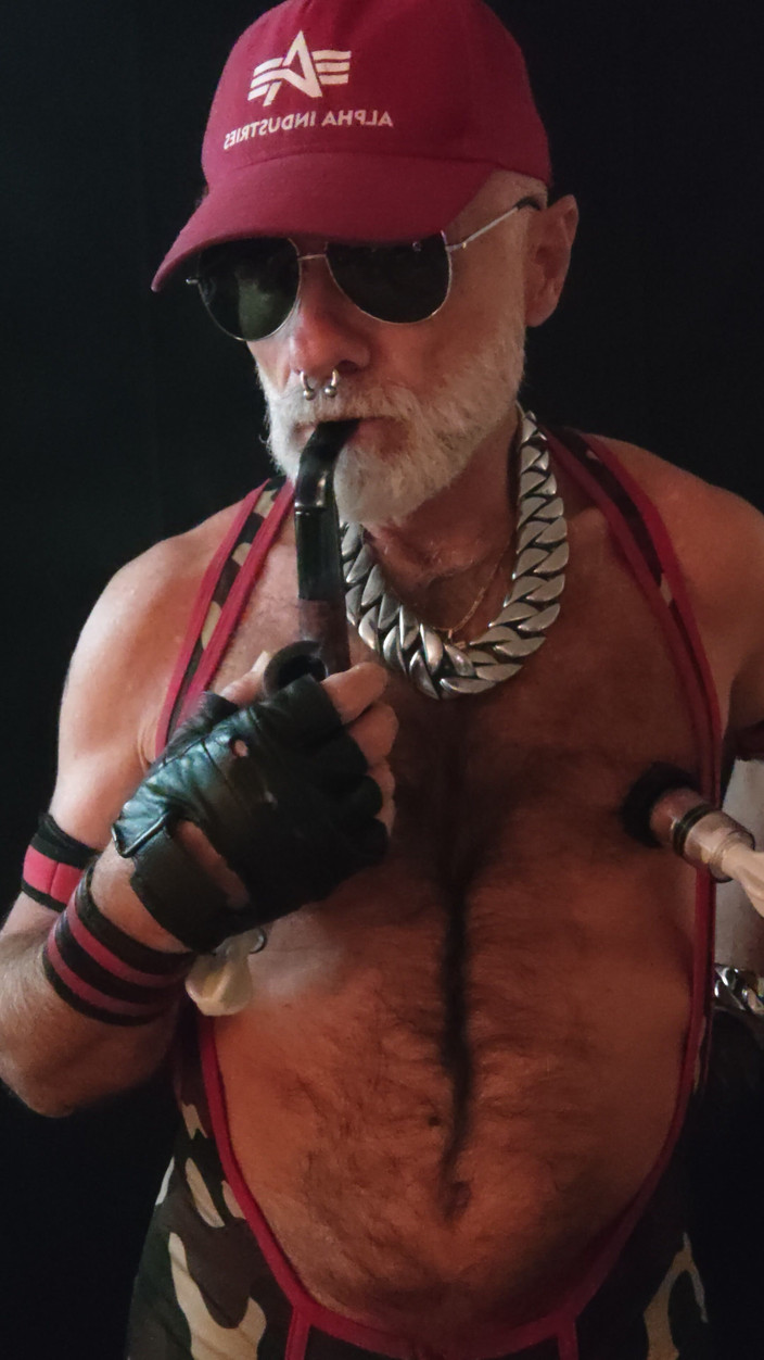 MusclesCigarsFFPig: Вітчим курить трубу і накачує соски