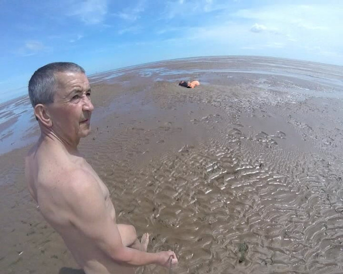 Andy: Melancap di pantai