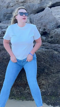 Mijando Em Jeans Apertados Na Praia Pública