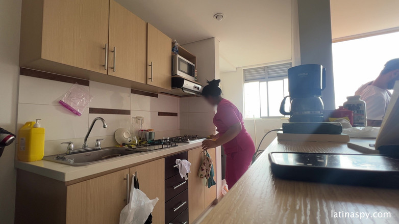 Latinaspy: Služka s obrovským zadkem čistí Apt Pak honí svého šéfa část 1