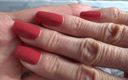 Lady Victoria Valente: &amp;quot;Doigts longs rouges - ongles naturels !&amp;quot;