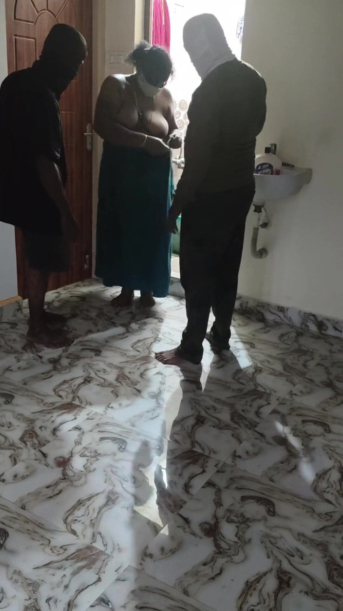 Thesana: İki theives yalnız kadınlarla sikişiyor