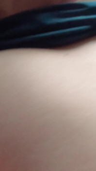 Asuka et papa s’amusent et se sucent sur le canapé
