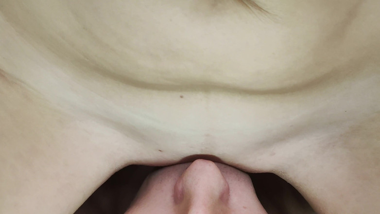 Nipple Stock: gili spndan vaali vulva aadmi ki jibh par slaid karti...