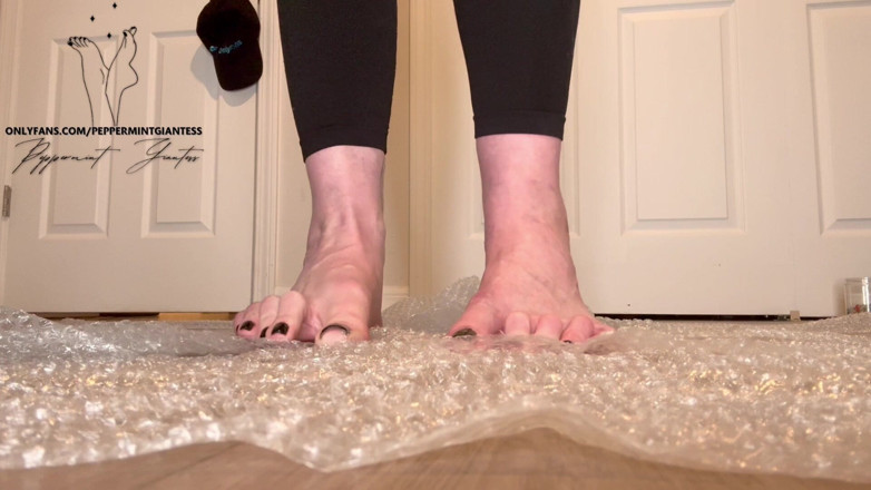 Peppermint Giantess: Bubble Wrap popping zeiță dimensiunea 16 picioare