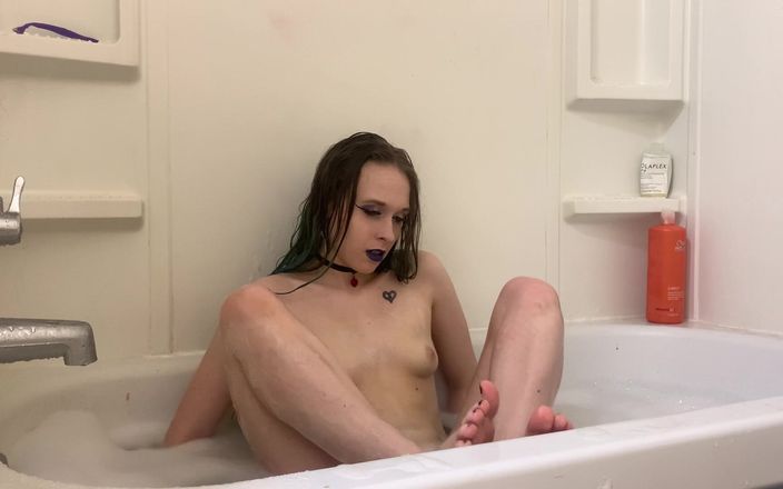 Emo dream: Emo tonåring som visar fötter i badkaret