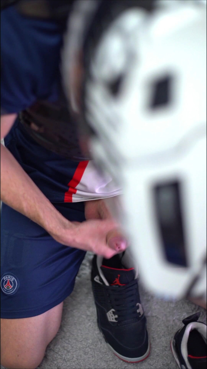 Sneakersmax98: Bermain dengan Jordan Retro Iv Sneakers dan pancut ke dalam