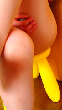 Mulher japonesa mostra pés em meia
