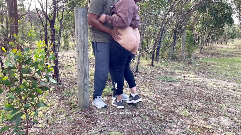 Hot 365 Entertainments: Desi-ehefrau hat eine affäre beim wandern