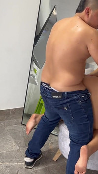 Finge di essere un fotografo professionista e mi scopa il culo quando mi congela