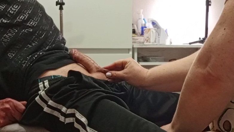 Zona901: 继母给我口交，所以我在她嘴里射精