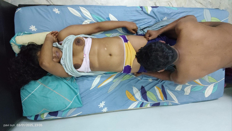 Pavi sun: 南印度继妹卧室性爱