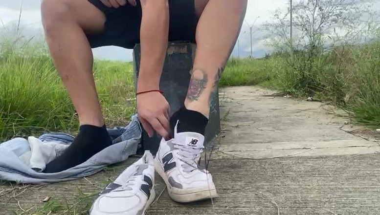 Mr Feet Colombia: मर्दाना ऑफिस छोड़ देता है और फुटबॉट खेलने जाने के लिए अपने जूते बदलता है