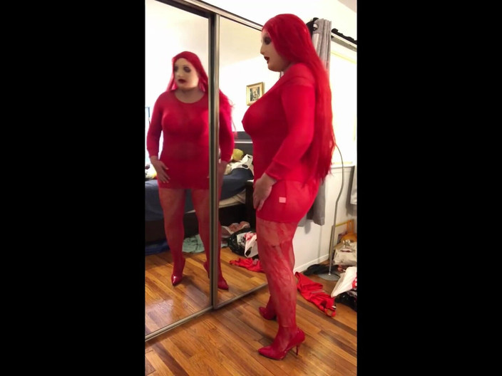 Deanna Doll: 赤いビキニと薄手のドレスを着たディアナCD人形フルビデオ