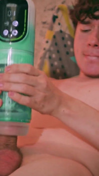 Roztomilá Latinoameričanka Twink Emmanuel Kokichi poprvé používá automatickou masturbační hračku
