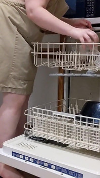 大きなお尻の熟女は食器洗い機をロードします
