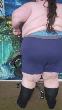 SSBBW zieht sich nach dem duschkörper an