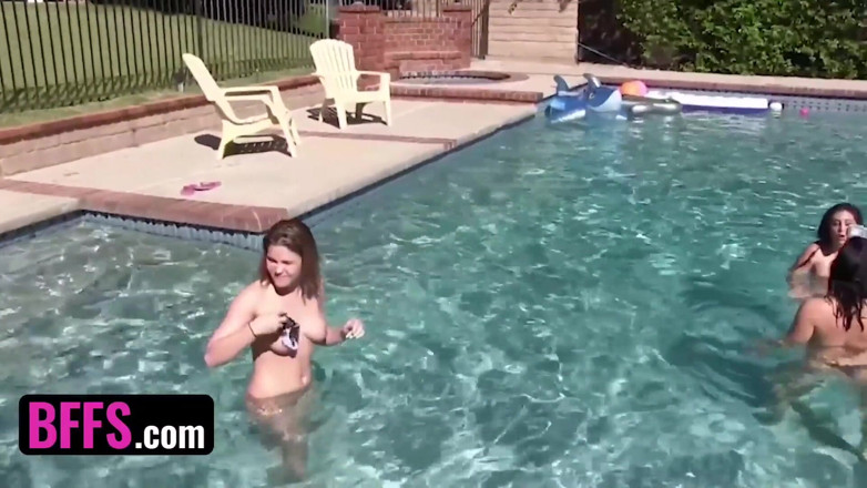 BFFS: Bffs - keisha Grey aur bikni men uski sharaarti garlaphrend pool...