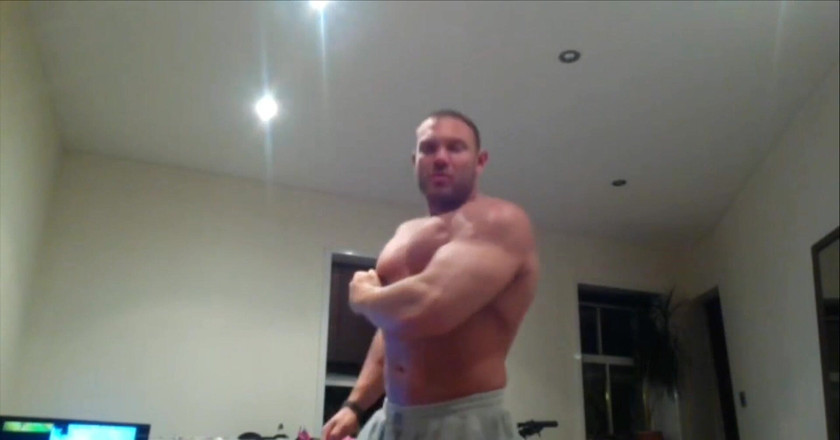 Jack stacked: 체육관에서 땀을 흘리는 근육 숭배 후