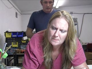 Vibra King Video: Jennifer在工作时被撞在桌子上