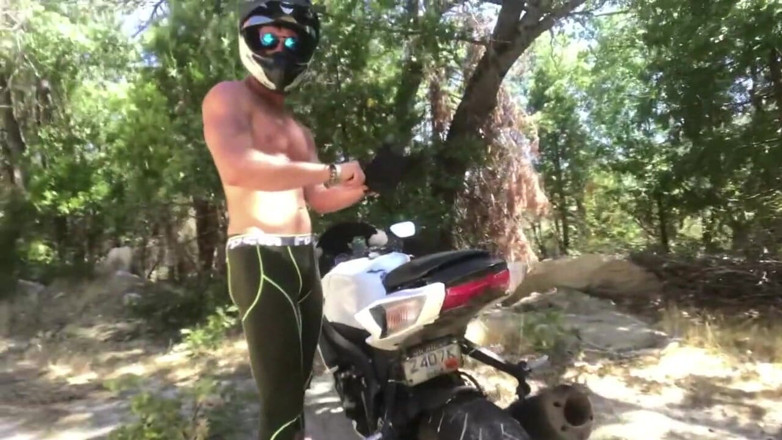 Sparks Go Wild: Heet stel berijdt motor berg op om te neuken!